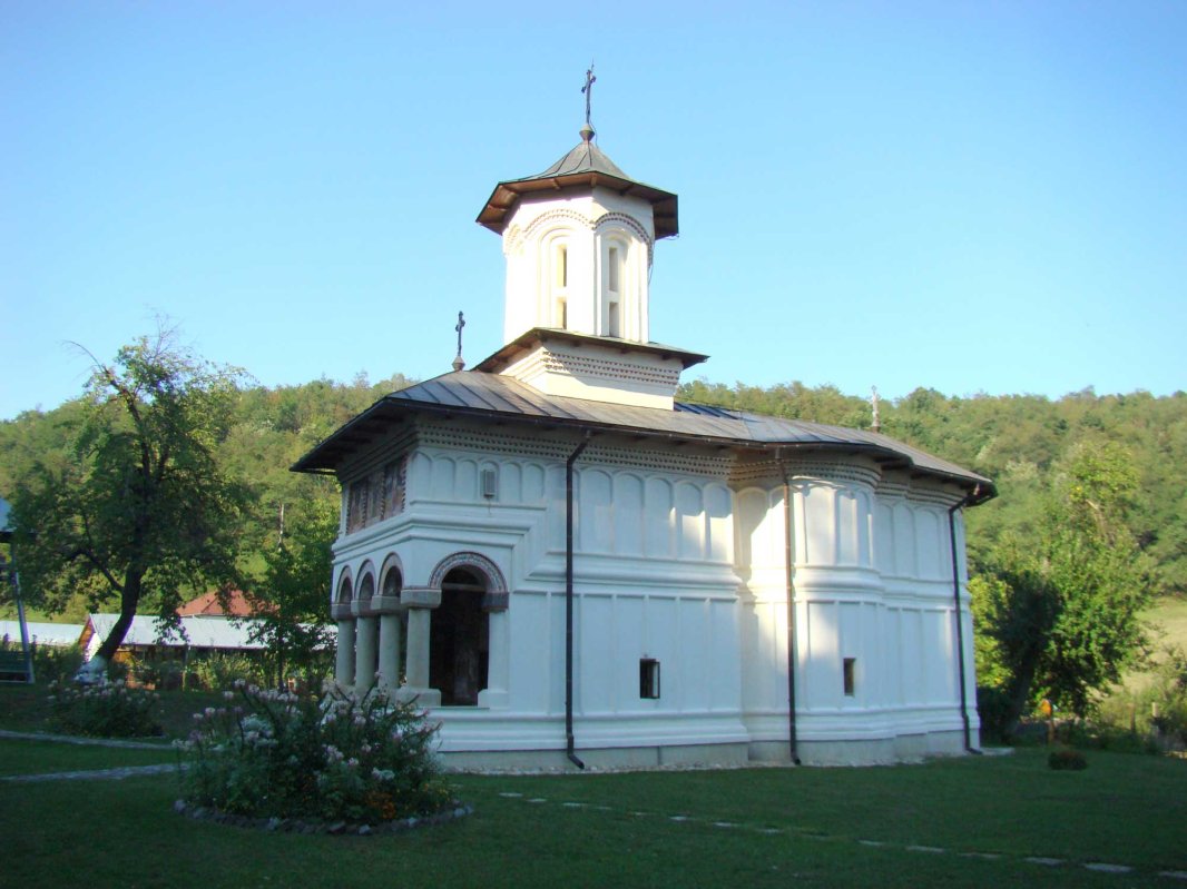 Două locaşuri de închinare oltene în haină de praznic 125971