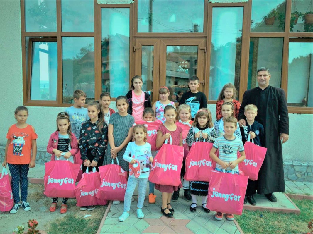 Rechizite pentru elevii din Marcea 125974