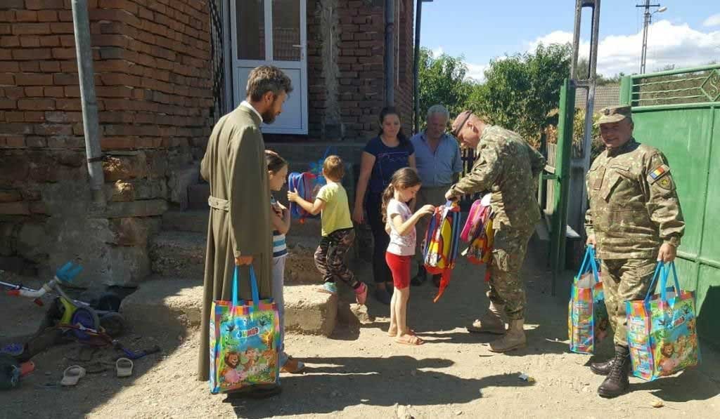 Ajutor pentru elevi nevoiaşi, oferit de militari arădeni 126057