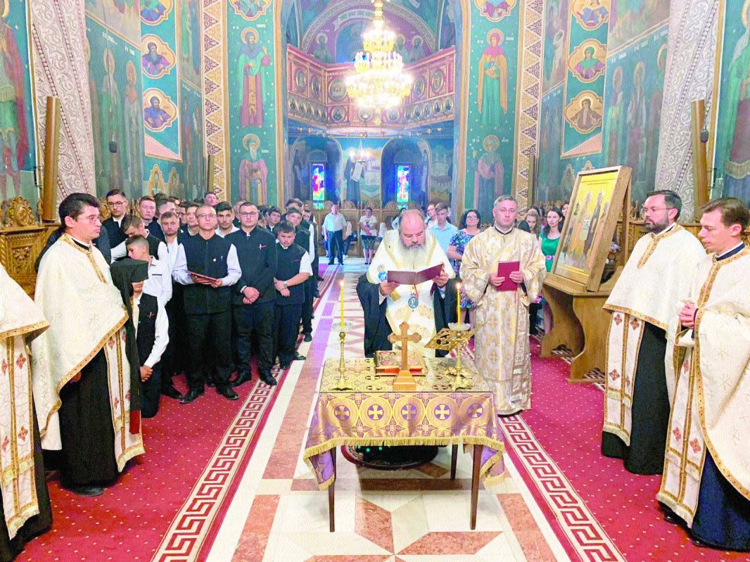 Începutul de an şcolar la Seminarul Teologic din Huşi 126090