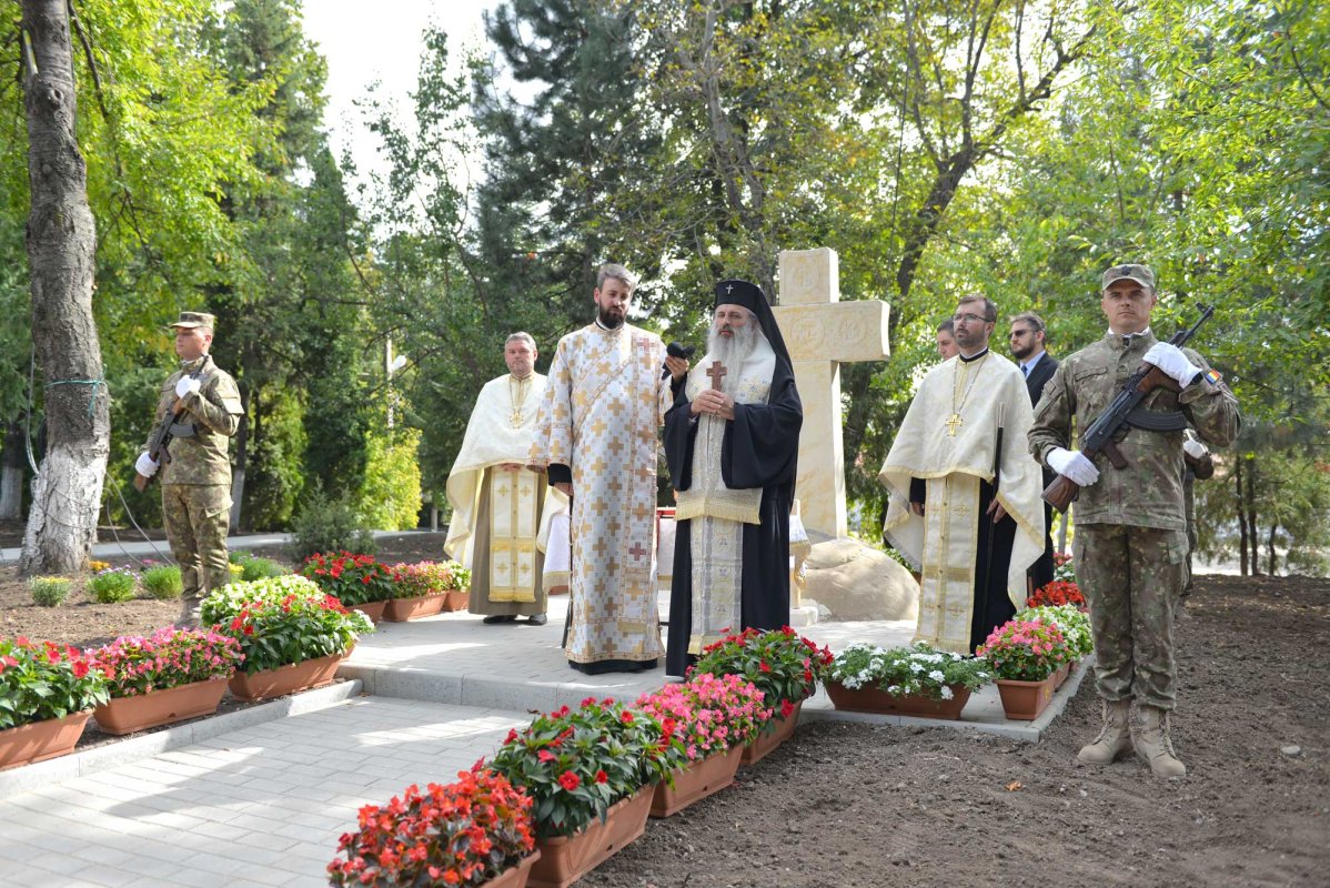 IPS Teofan a binecuvântat o troiţă ridicată în memoria eroilor militari români 126089