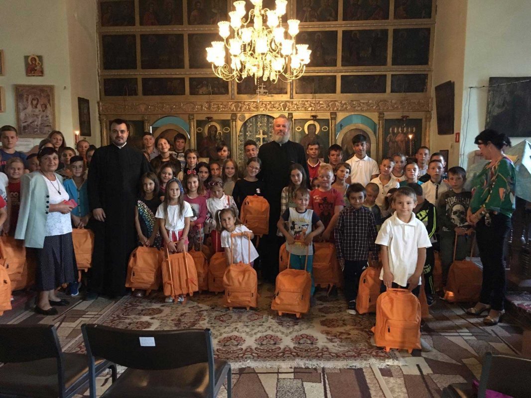 Programul „Un ghiozdan pentru noul an şcolar” pentru sute de copii 126278