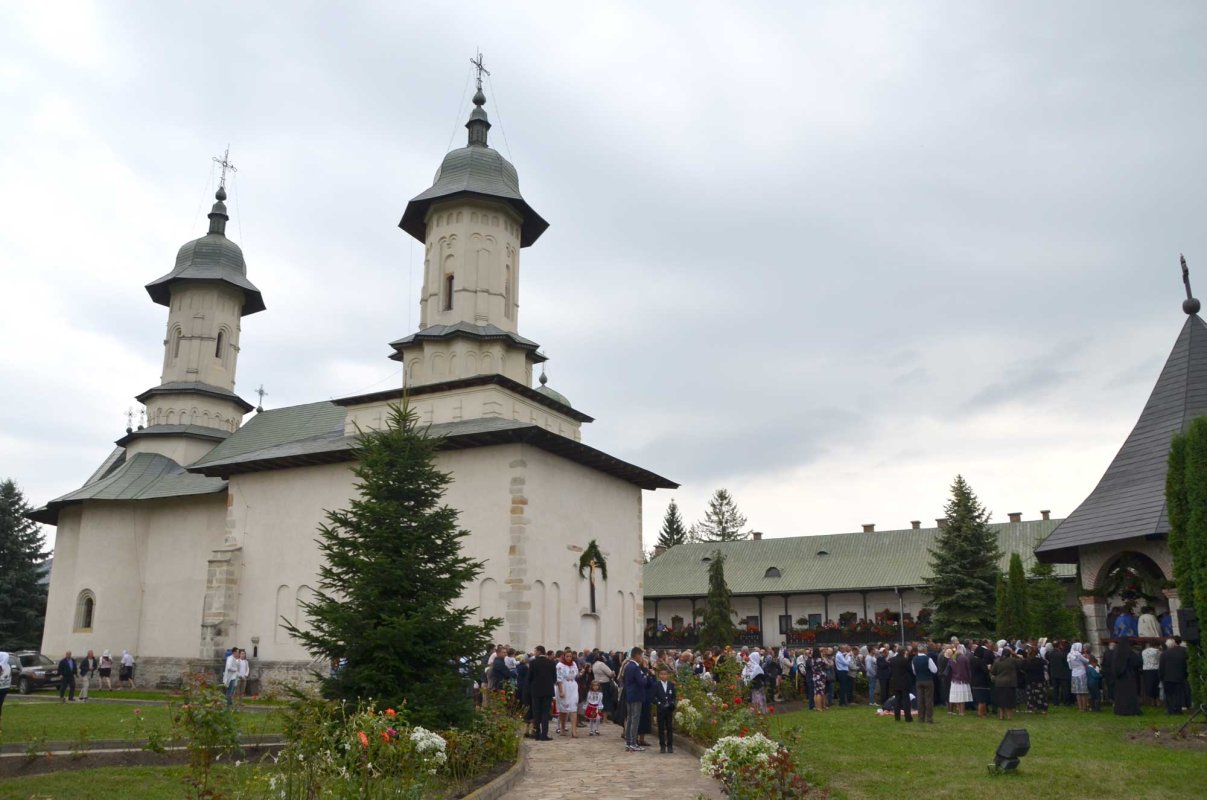 Înălţarea Sfintei Cruci, hramul de toamnă al Mănăstirii Râşca 126421