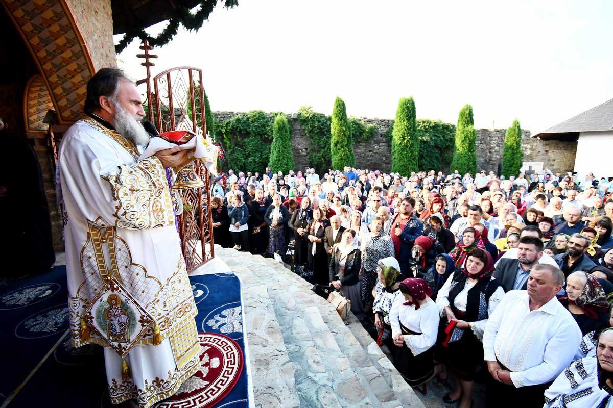 Mii de pelerini pe „Drumul Crucii”, la Mănăstirea Hadâmbu 126413