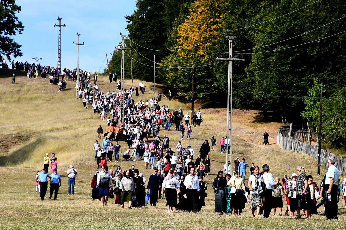 Mii de pelerini pe „Drumul Crucii”, la Mănăstirea Hadâmbu 126414
