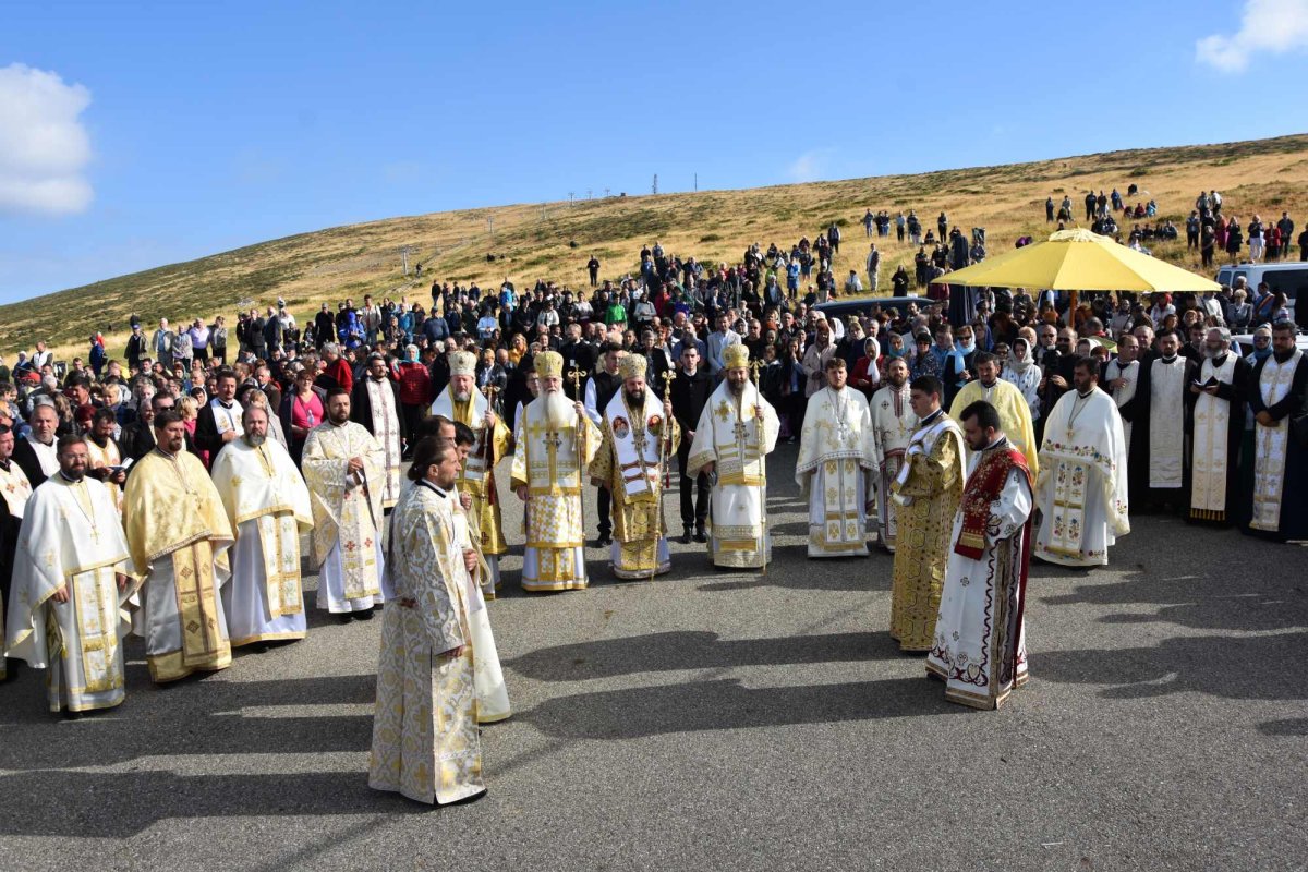 Pelerinaj la crucea de pe Muntele Mic din județul Caraș-Severin 126386