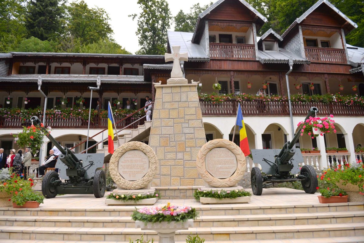 Slujbă arhierească la hramul Mănăstirii „Sfânta Cruce” din Brusturi - Neamţ 126420