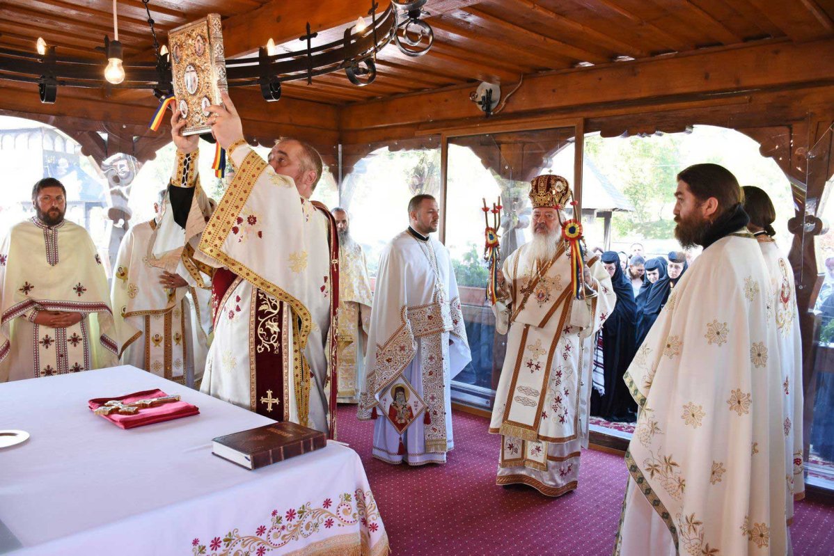 Slujiri arhiereşti şi hramuri la praznicul Înălțării Sfintei Cruci 126392