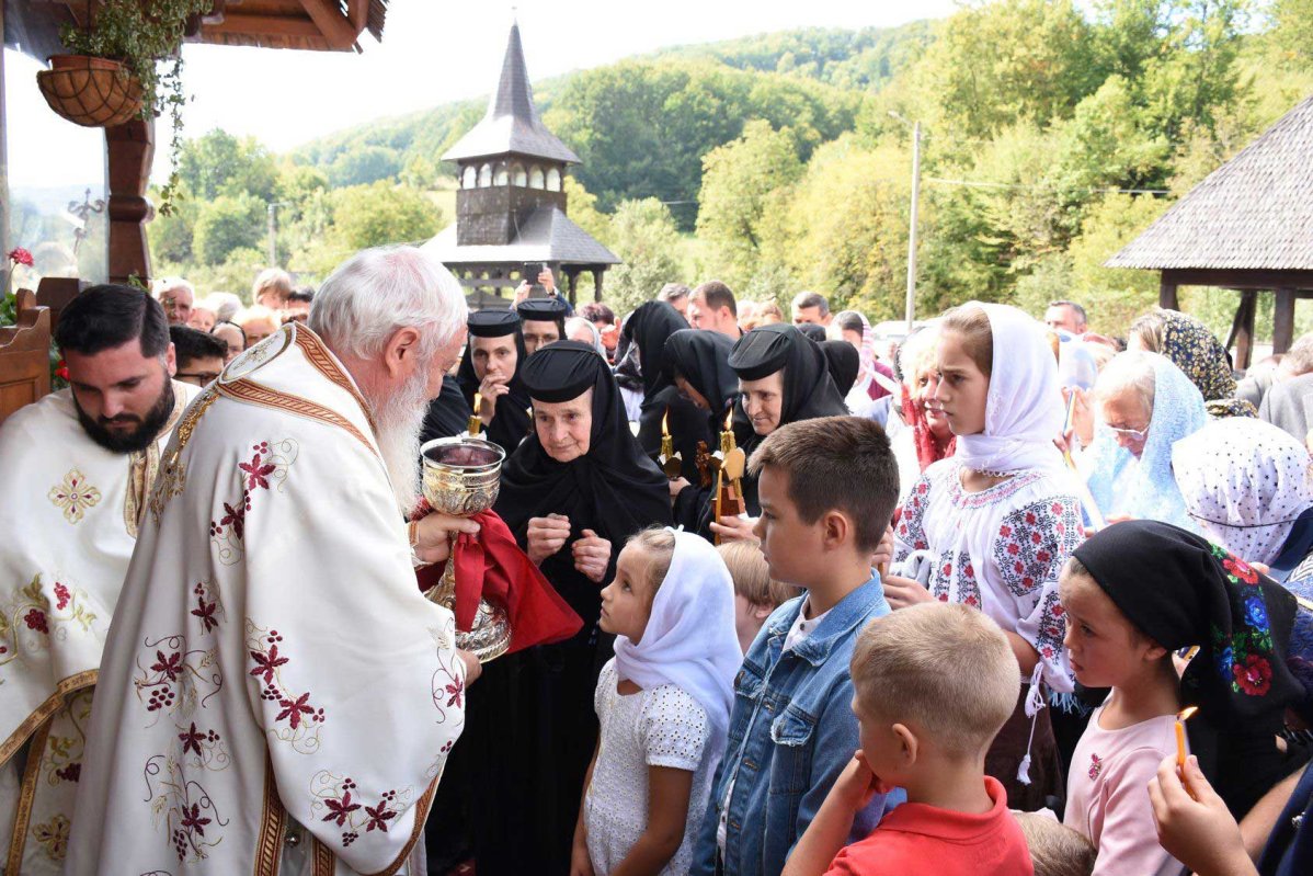 Slujiri arhiereşti şi hramuri la praznicul Înălțării Sfintei Cruci 126393