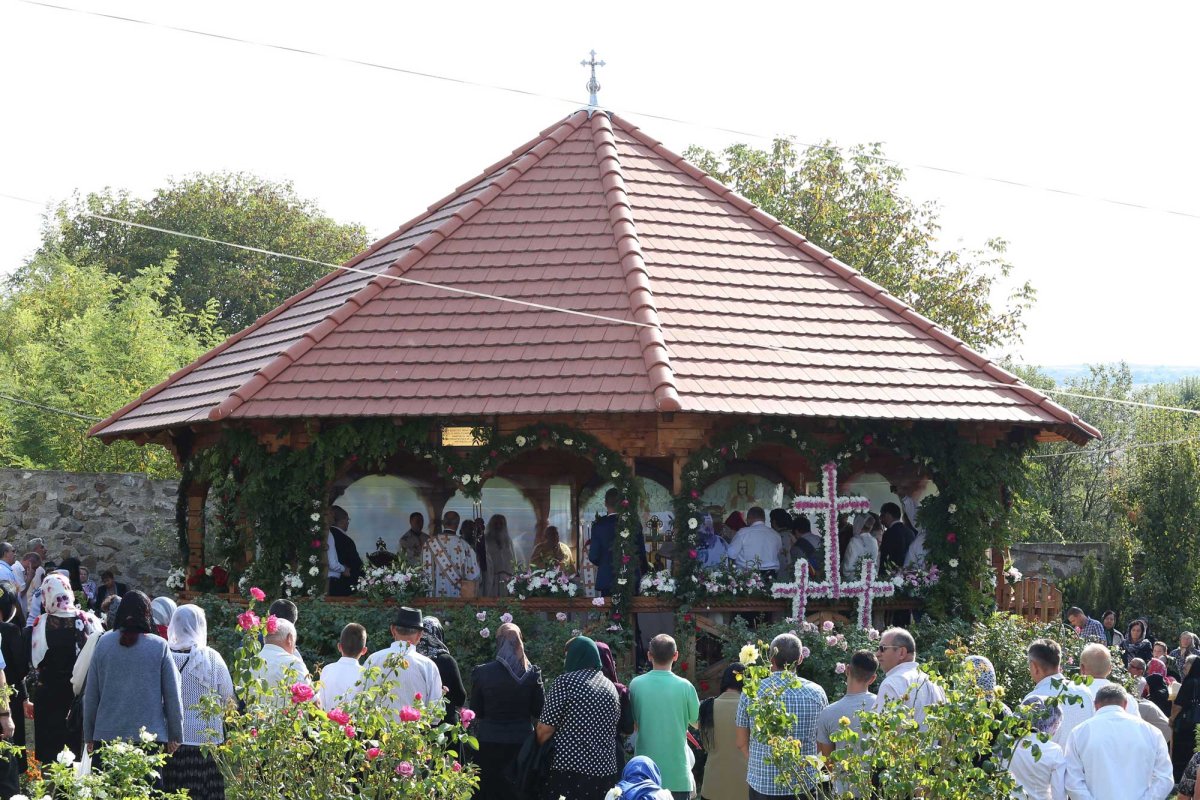 Slujiri arhiereşti şi hramuri la praznicul Înălțării Sfintei Cruci 126396