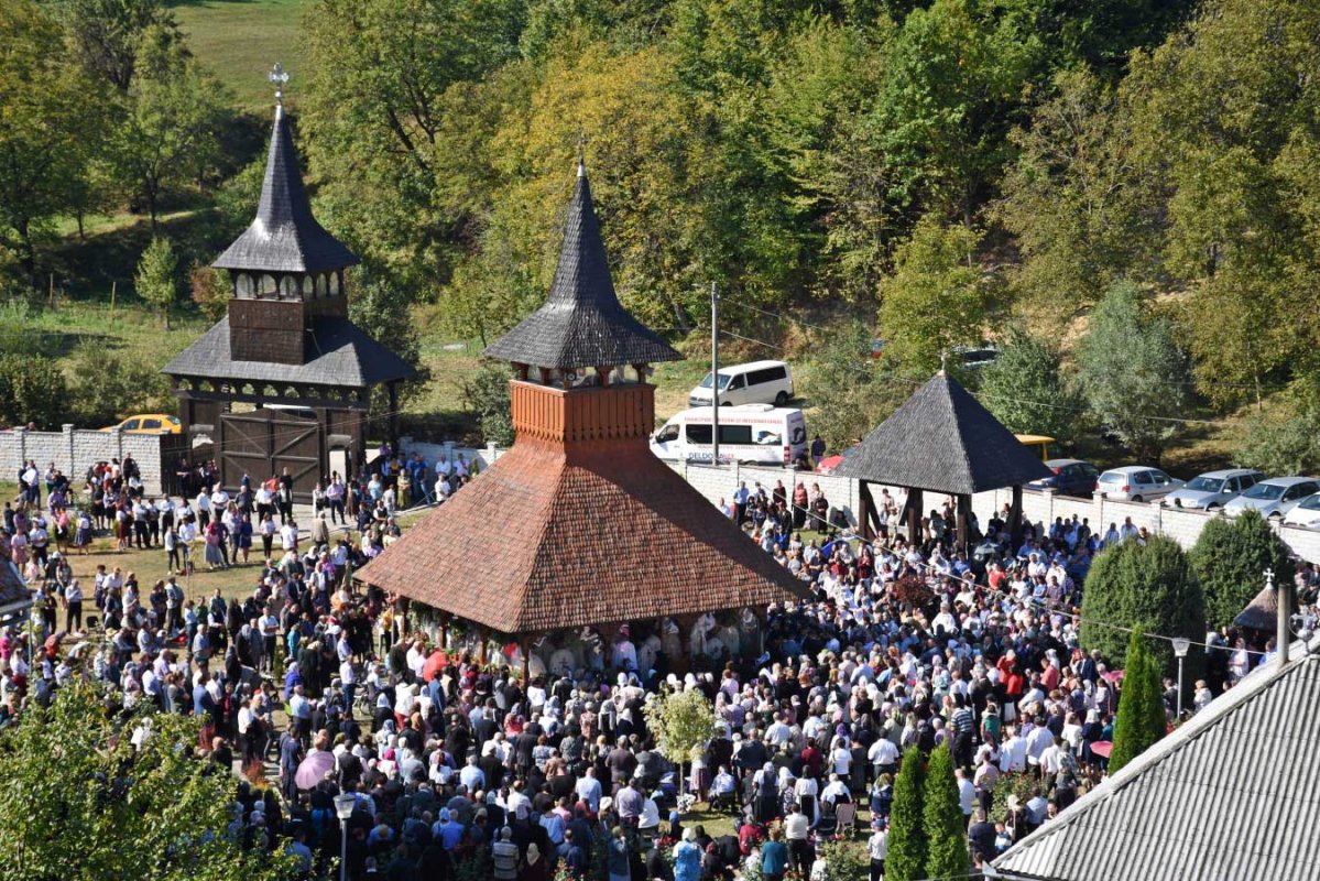 Slujiri arhiereşti şi hramuri la praznicul Înălțării Sfintei Cruci 126397