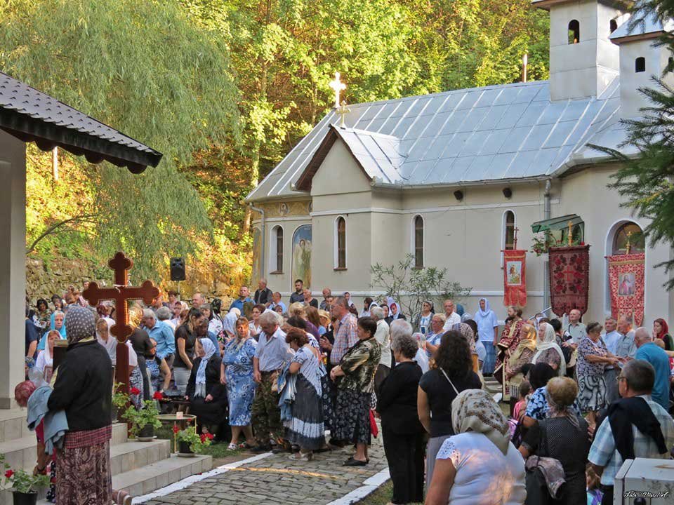 Slujiri arhiereşti şi hramuri la praznicul Înălțării Sfintei Cruci 126401