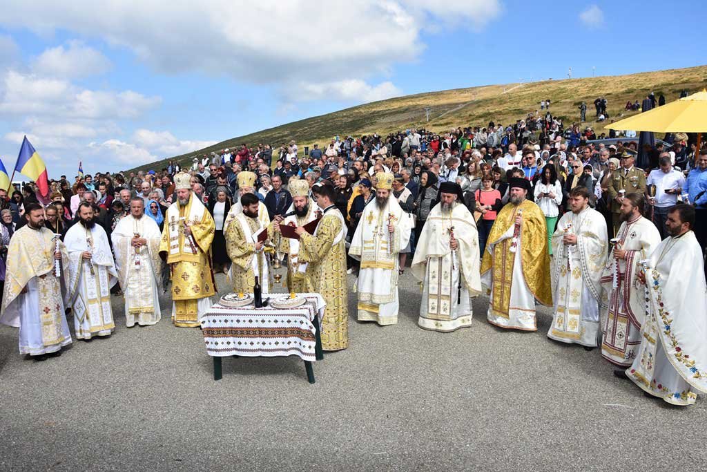 Slujiri arhiereşti şi hramuri la praznicul Înălțării Sfintei Cruci 126402