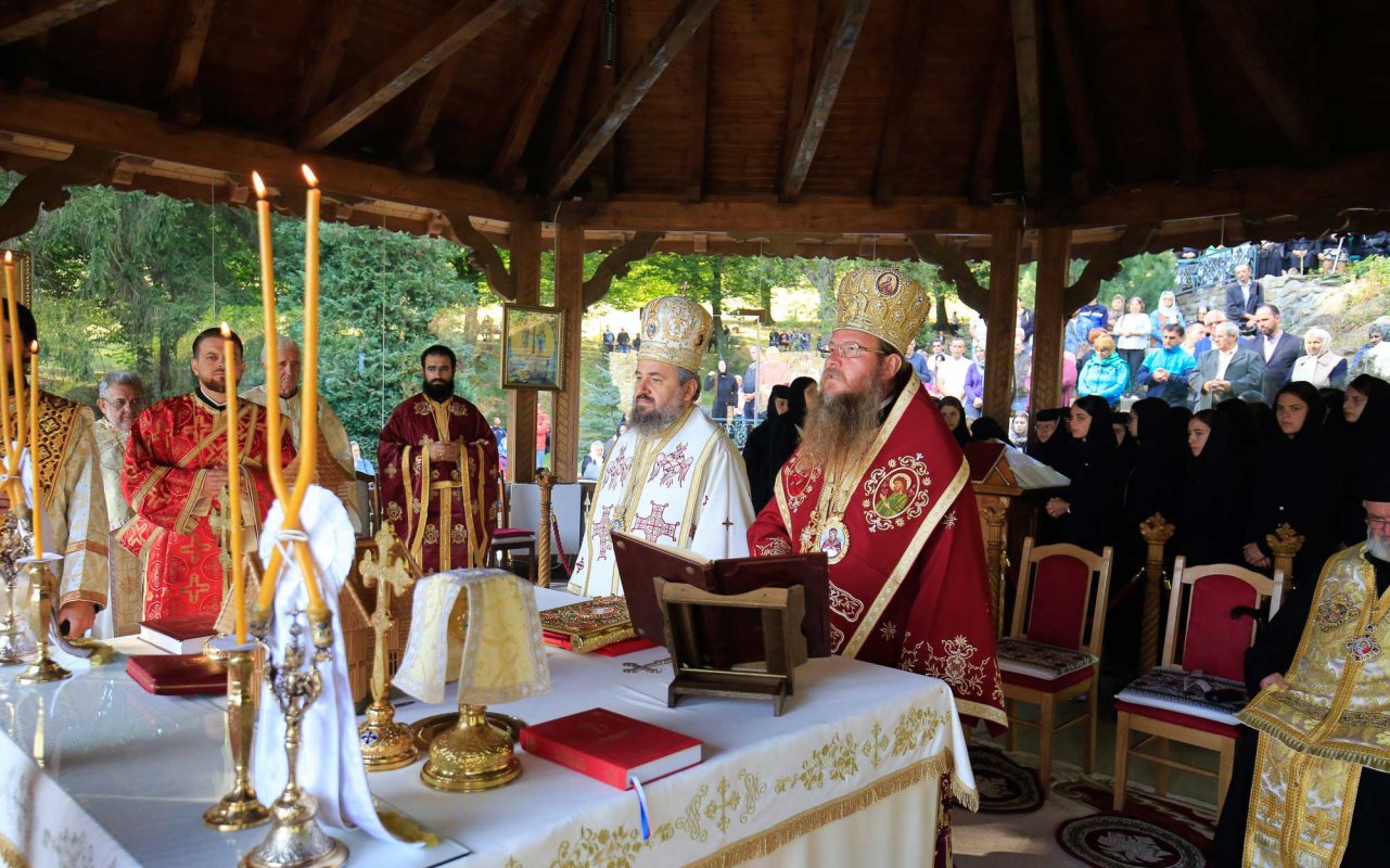 Slujiri arhiereşti şi hramuri la praznicul Înălțării Sfintei Cruci 126404