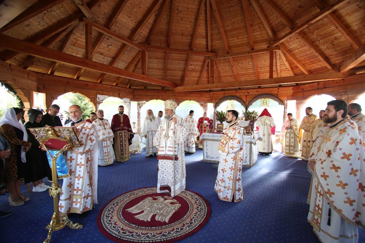 Slujiri arhiereşti şi hramuri la praznicul Înălțării Sfintei Cruci 126406