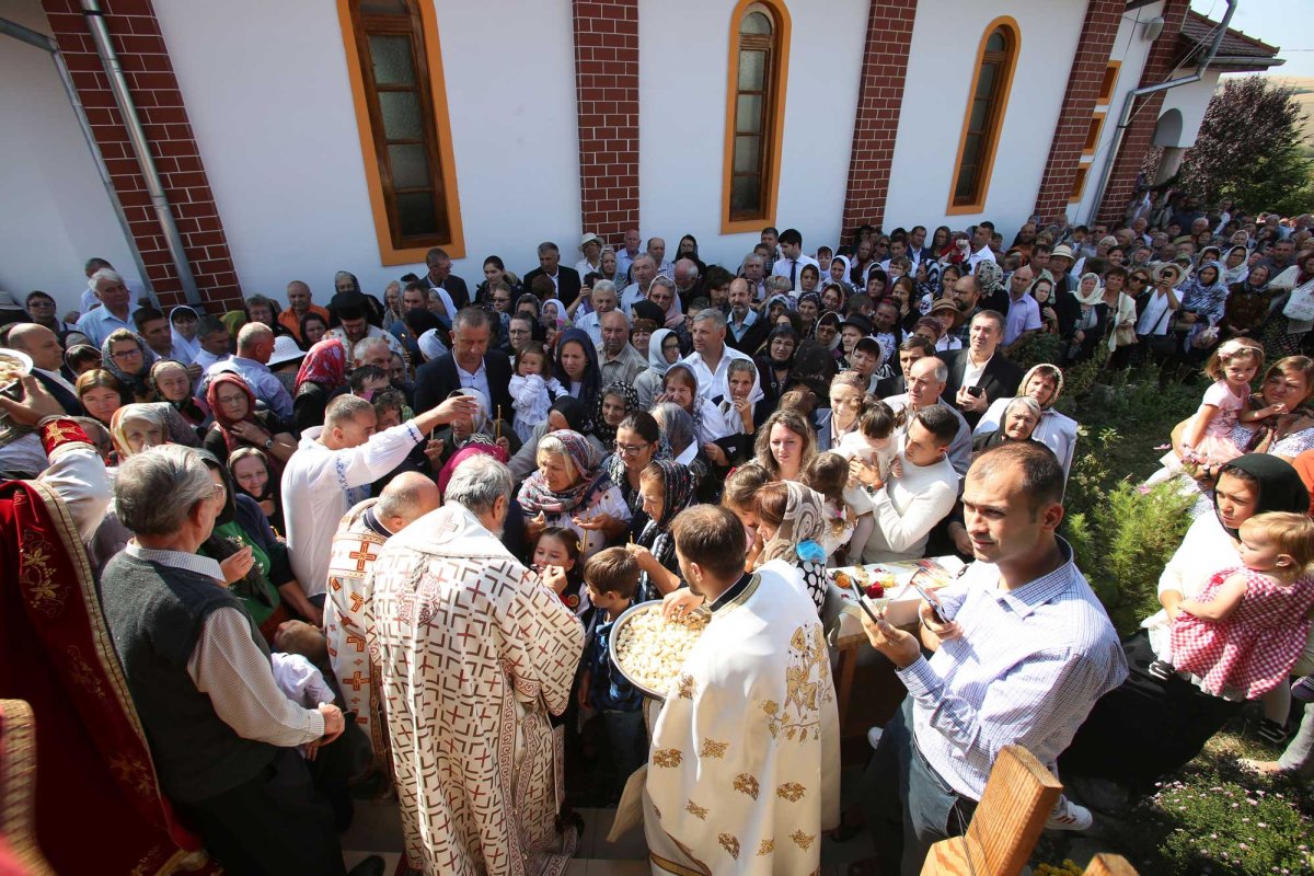 Slujiri arhiereşti şi hramuri la praznicul Înălțării Sfintei Cruci 126407