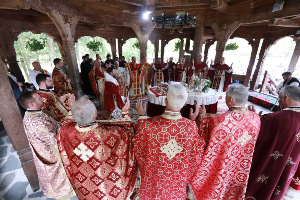 Slujiri arhiereşti şi hramuri la praznicul Înălțării Sfintei Cruci 126408