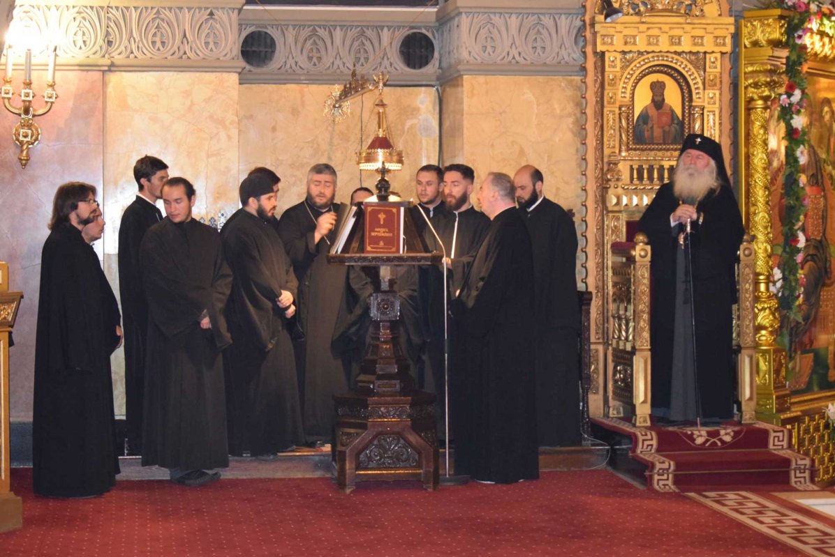 Slujiri arhiereşti şi hramuri la praznicul Înălțării Sfintei Cruci 126410