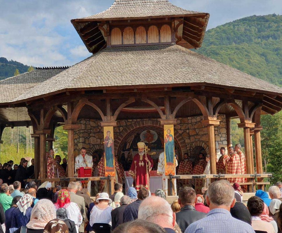 Slujiri arhiereşti şi hramuri la praznicul Înălțării Sfintei Cruci 126412