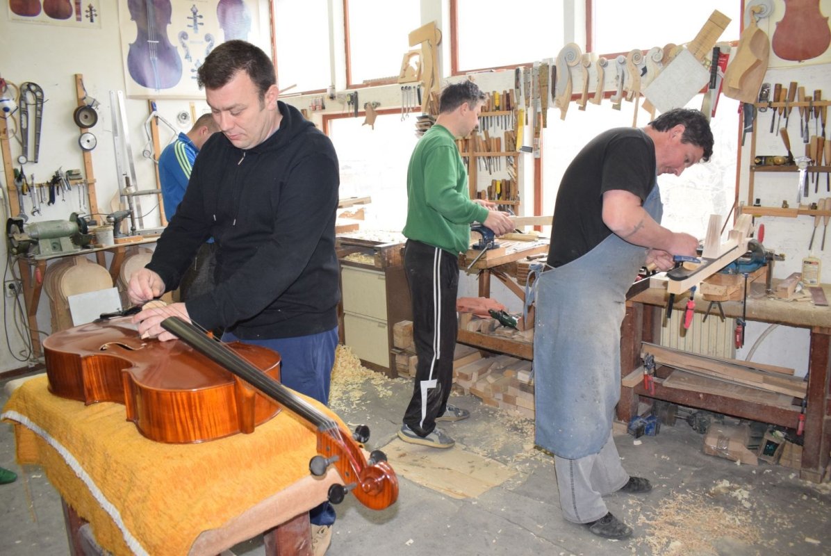 A studiat muzica pentru a crea instrumente 126478