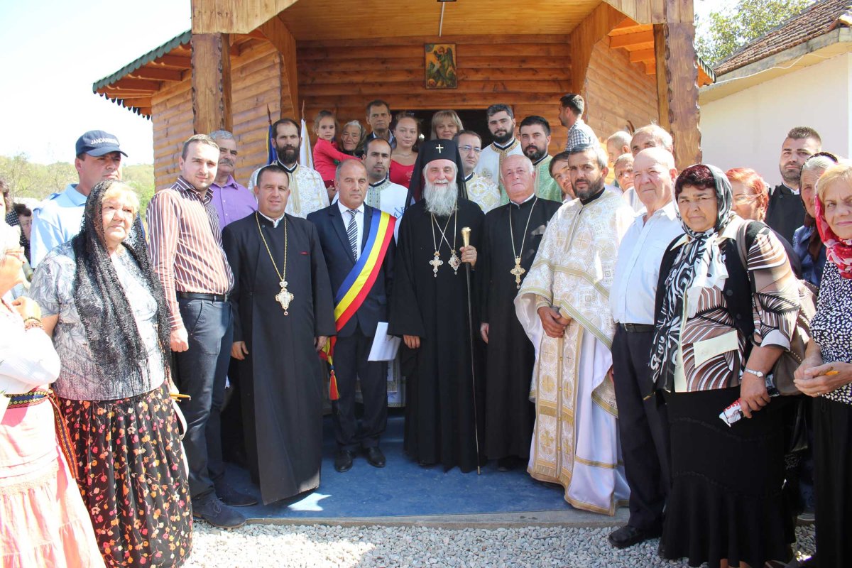 Credincioşii olteni, sub binecuvântarea Sfintei Cruci 126548