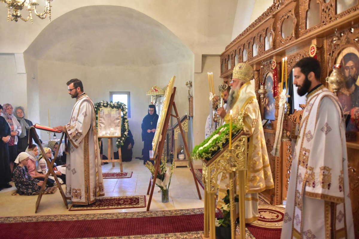 Credincioşii olteni, sub binecuvântarea Sfintei Cruci 126549