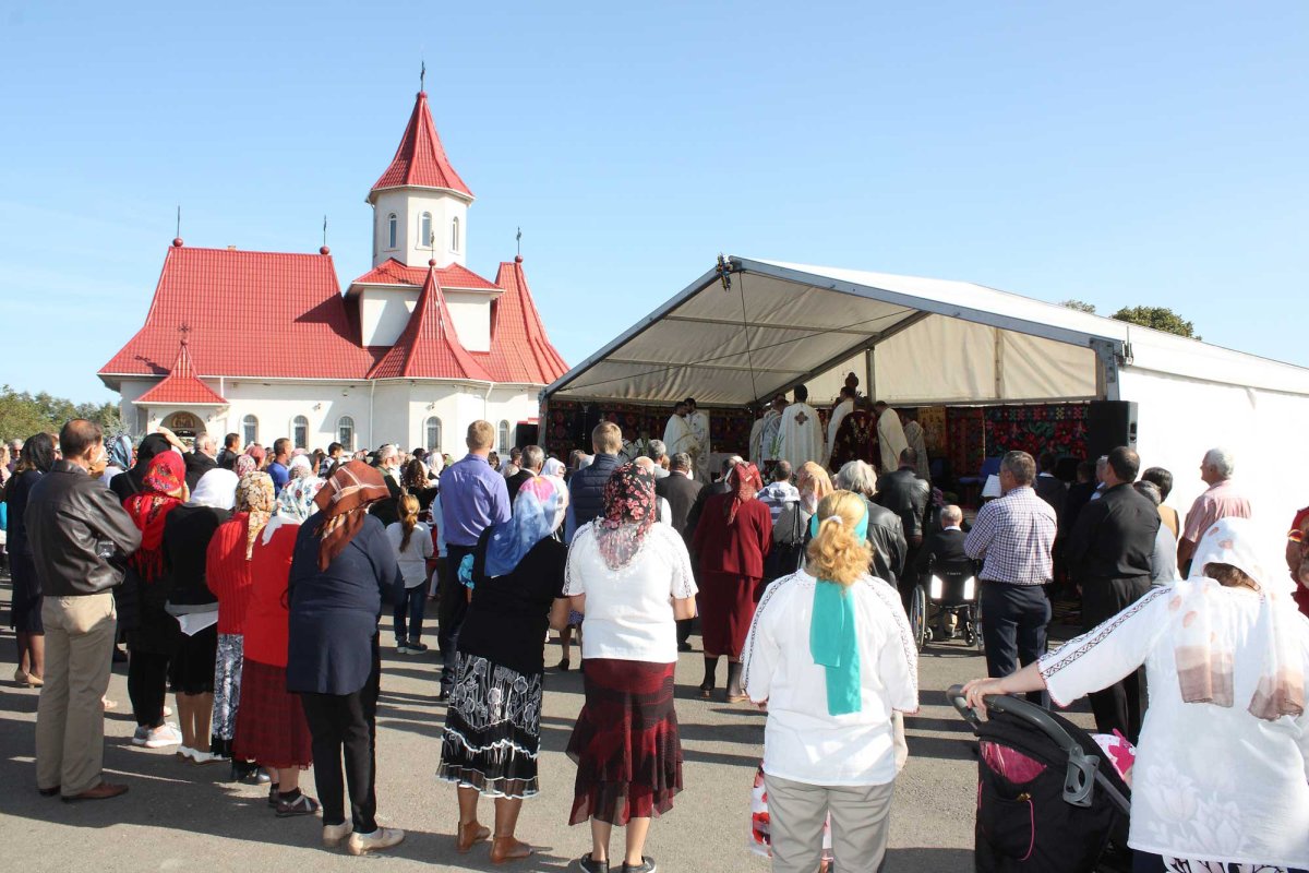 Sfinţirea picturii bisericii Parohiei Frenciugi-Drăguşeni 126700