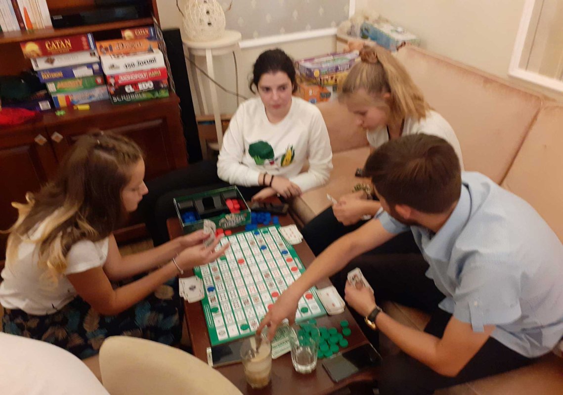 Activităţi cu tinerii hunedoreni de la centrele Orthocaffe Deva şi Haţeg 126781