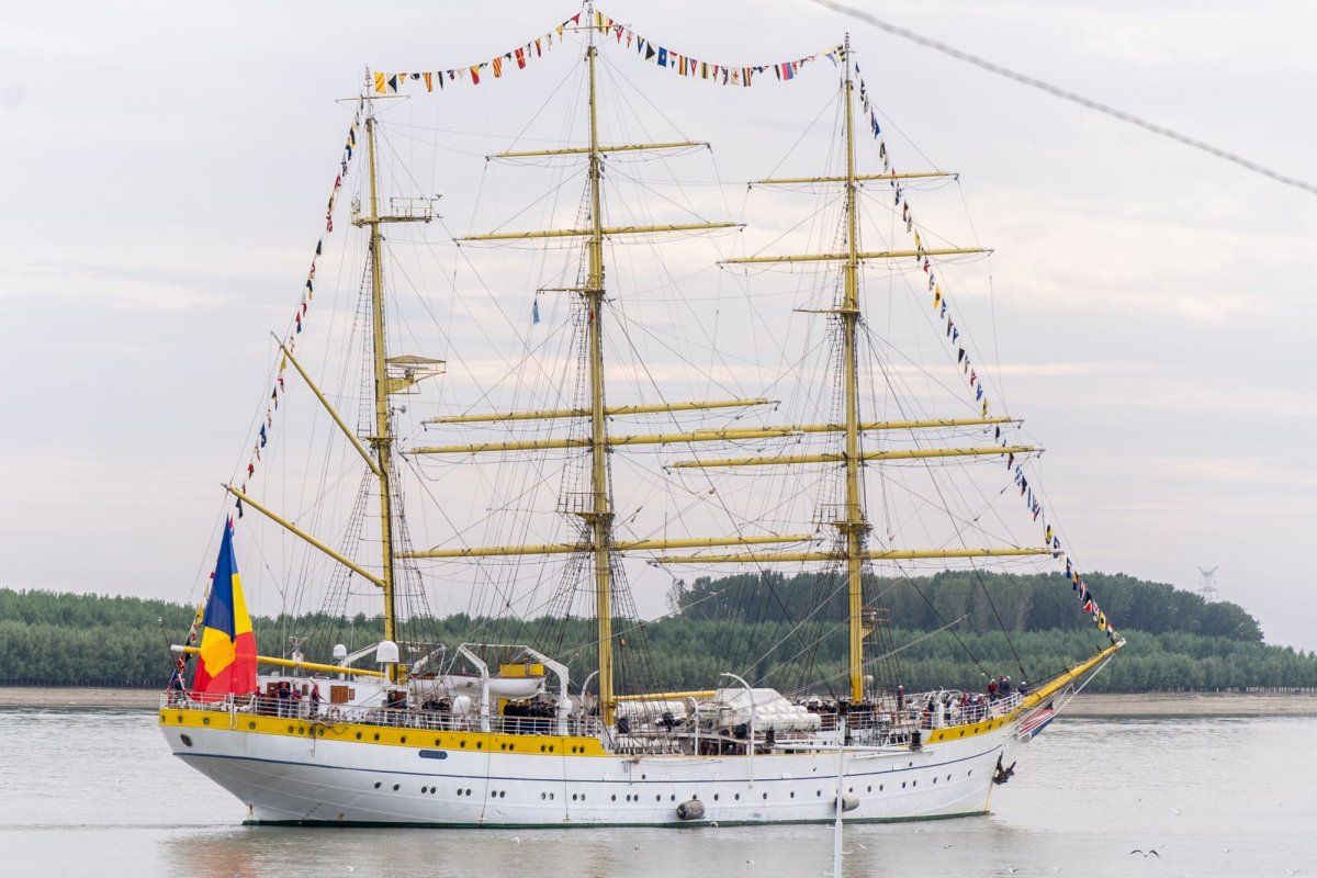 Nava-şcoală „Mircea” a Marinei Militare a acostat la Galaţi 126711