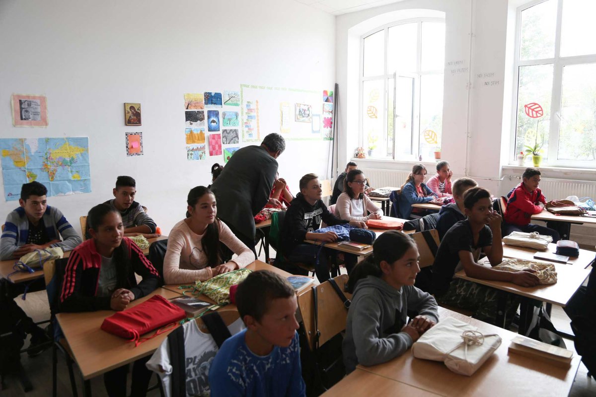 Rechizite pentru 400 de elevi din satele Văii Hârtibaciului, judeţul Sibiu 126834