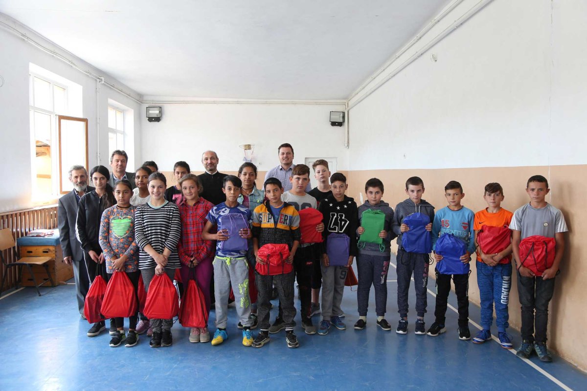 Rechizite pentru 400 de elevi din satele Văii Hârtibaciului, judeţul Sibiu 126836