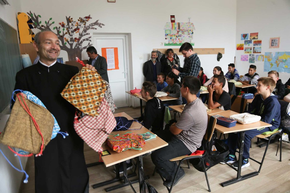 Rechizite pentru 400 de elevi din satele Văii Hârtibaciului, judeţul Sibiu 126837