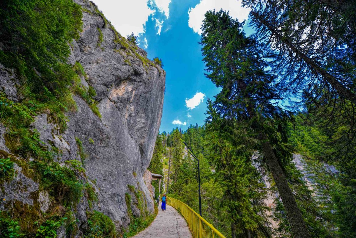 Casa lui Dumnezeu din arcada muntelui 127113