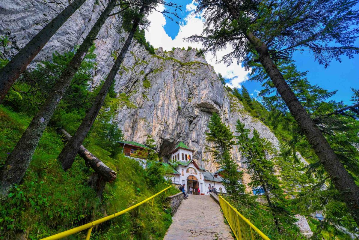 Casa lui Dumnezeu din arcada muntelui 127115