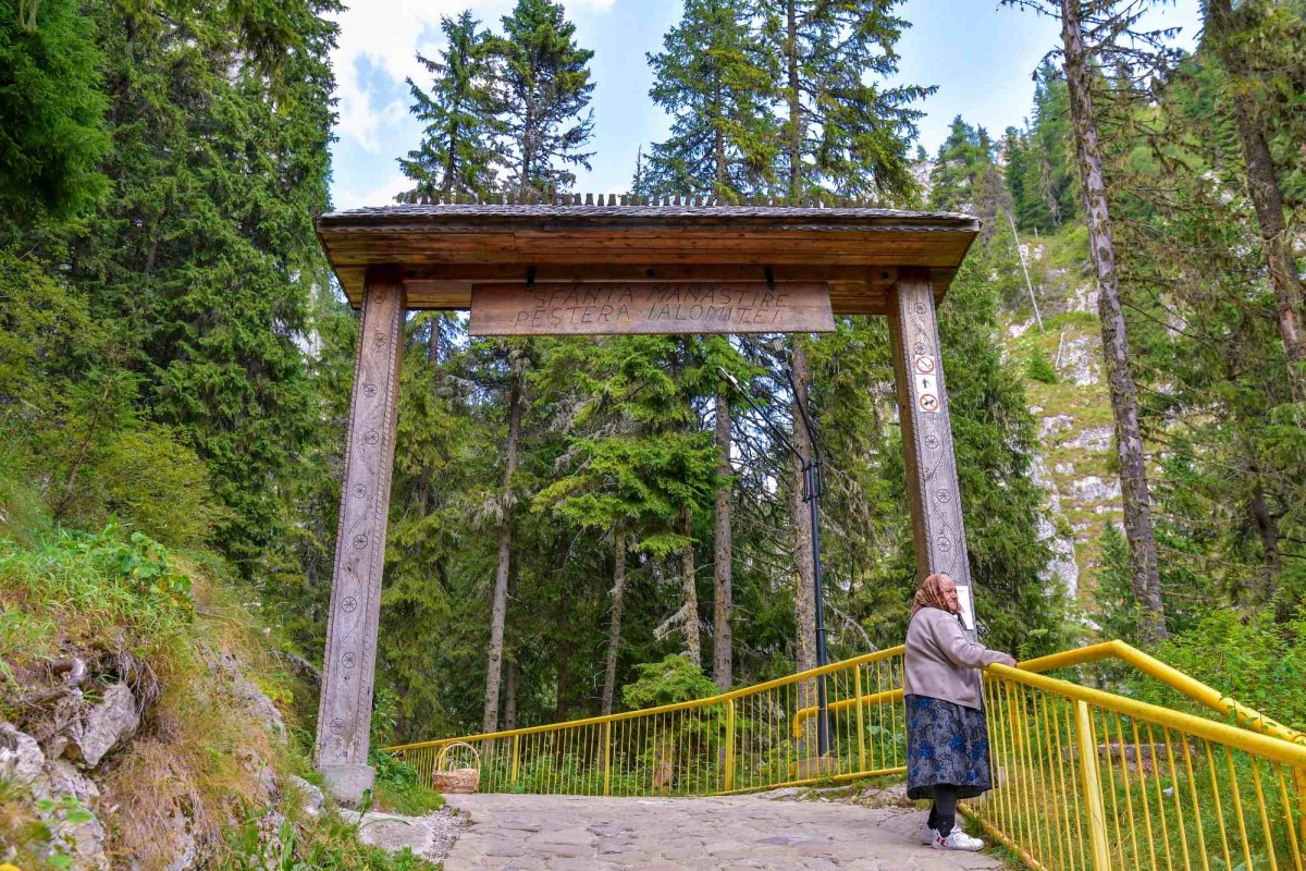 Casa lui Dumnezeu din arcada muntelui 127116