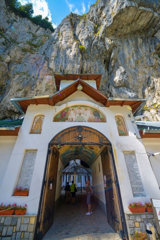 Casa lui Dumnezeu din arcada muntelui 127117