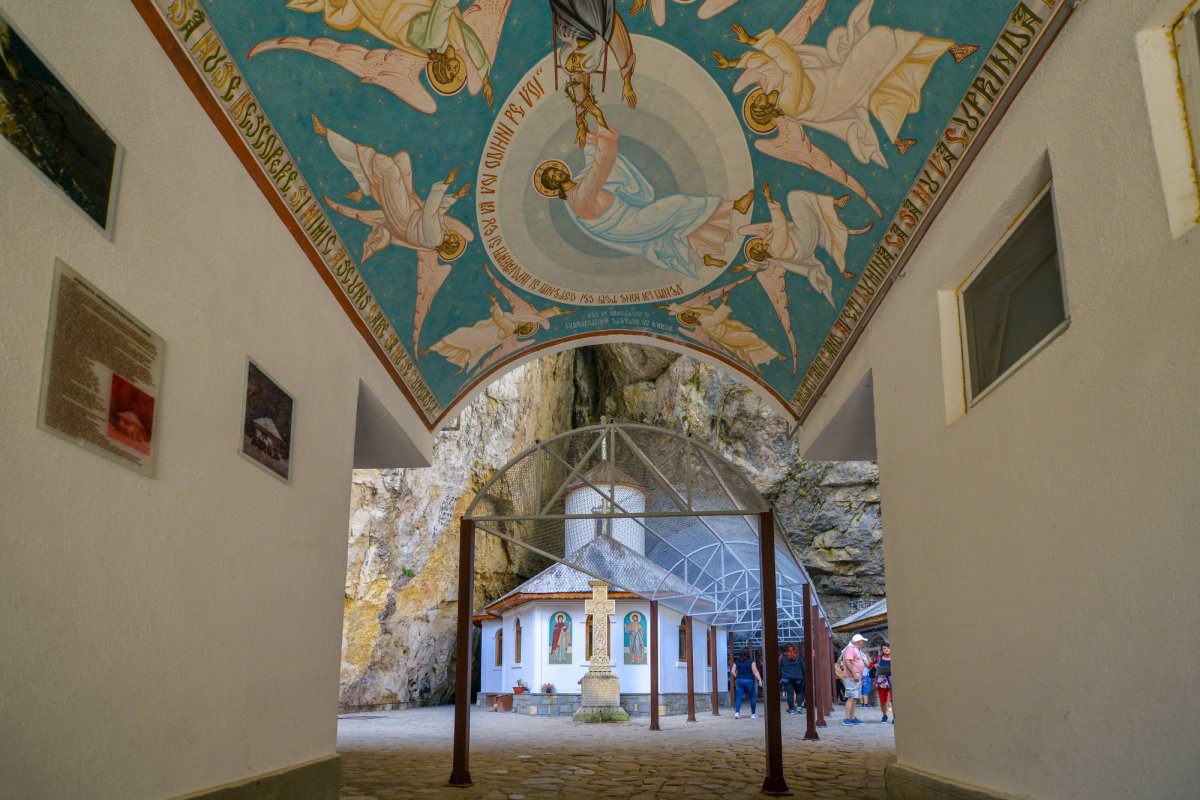 Casa lui Dumnezeu din arcada muntelui 127118