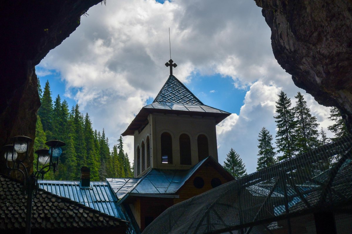 Casa lui Dumnezeu din arcada muntelui 127121