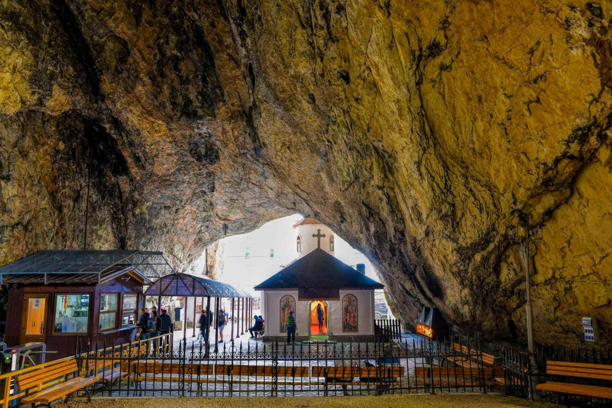 Casa lui Dumnezeu din arcada muntelui 127123