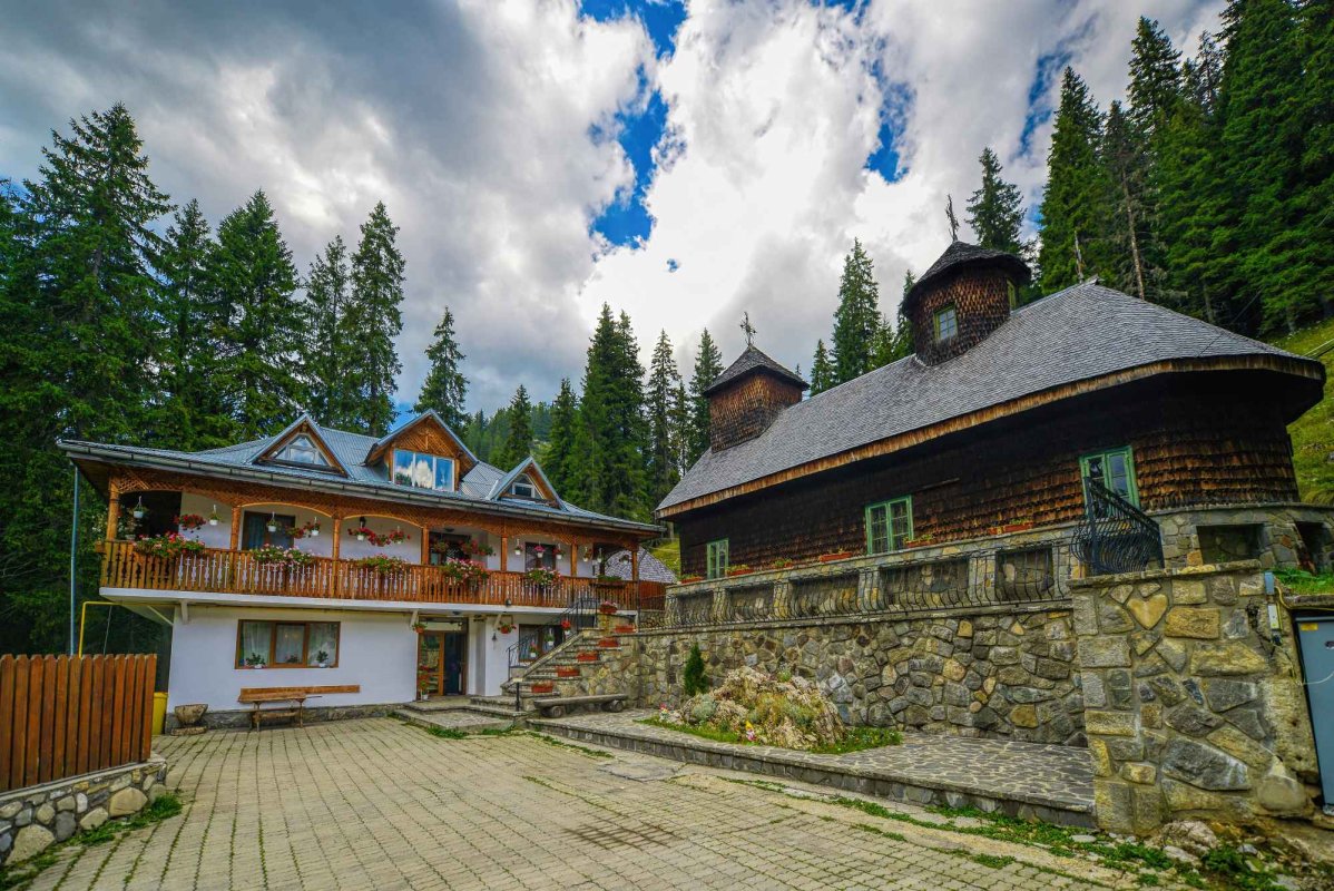 Casa lui Dumnezeu din arcada muntelui 127131