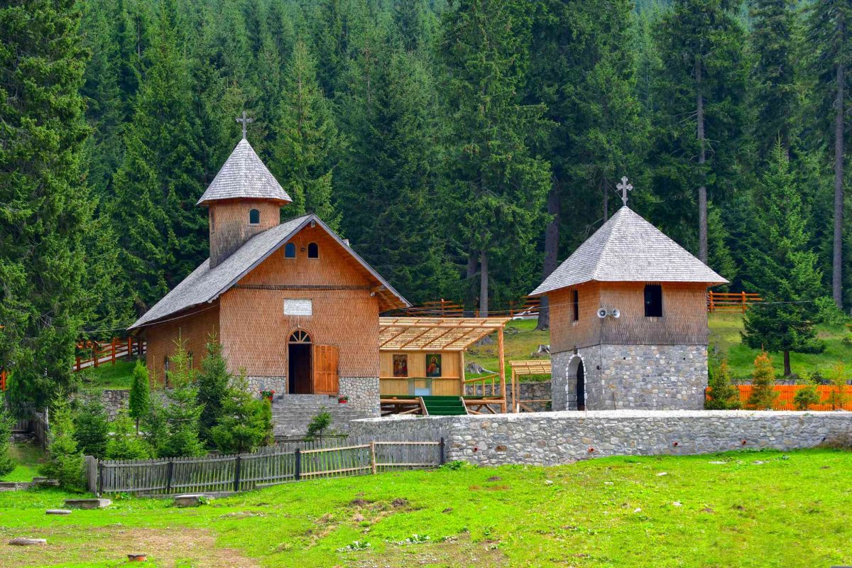 Casa lui Dumnezeu din arcada muntelui 127135