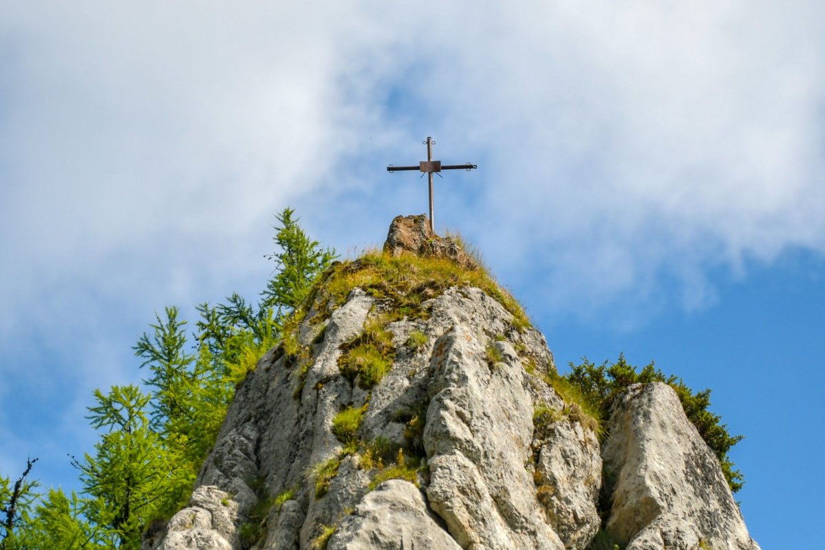 Casa lui Dumnezeu din arcada muntelui 127140