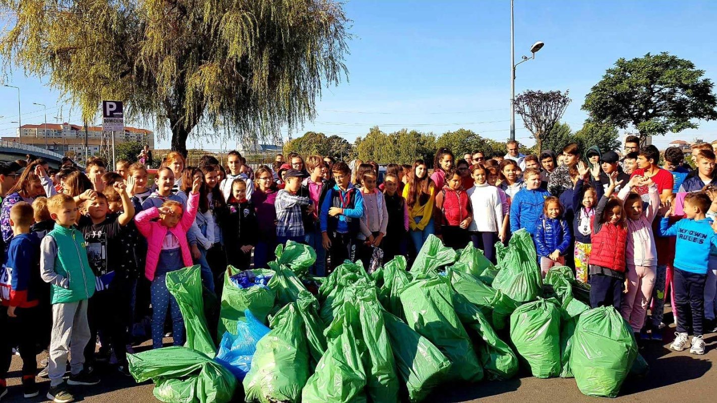 „Let's do it… Liceul Ortodox!”, 150 de elevi voluntari implicaţi în acţiuni de ecologizare la Oradea 127331