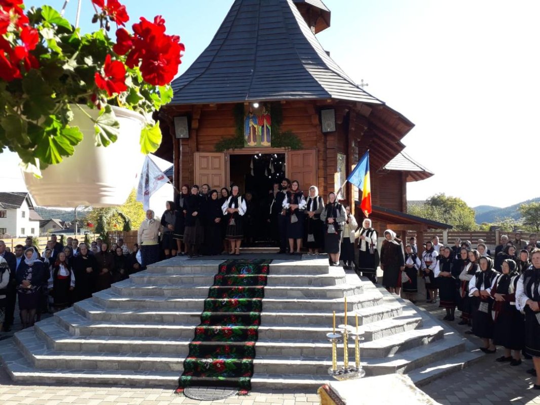 Moaştele Sfinţilor Împăraţi Constantin şi Elena la hramul Parohiei Straja II 127888