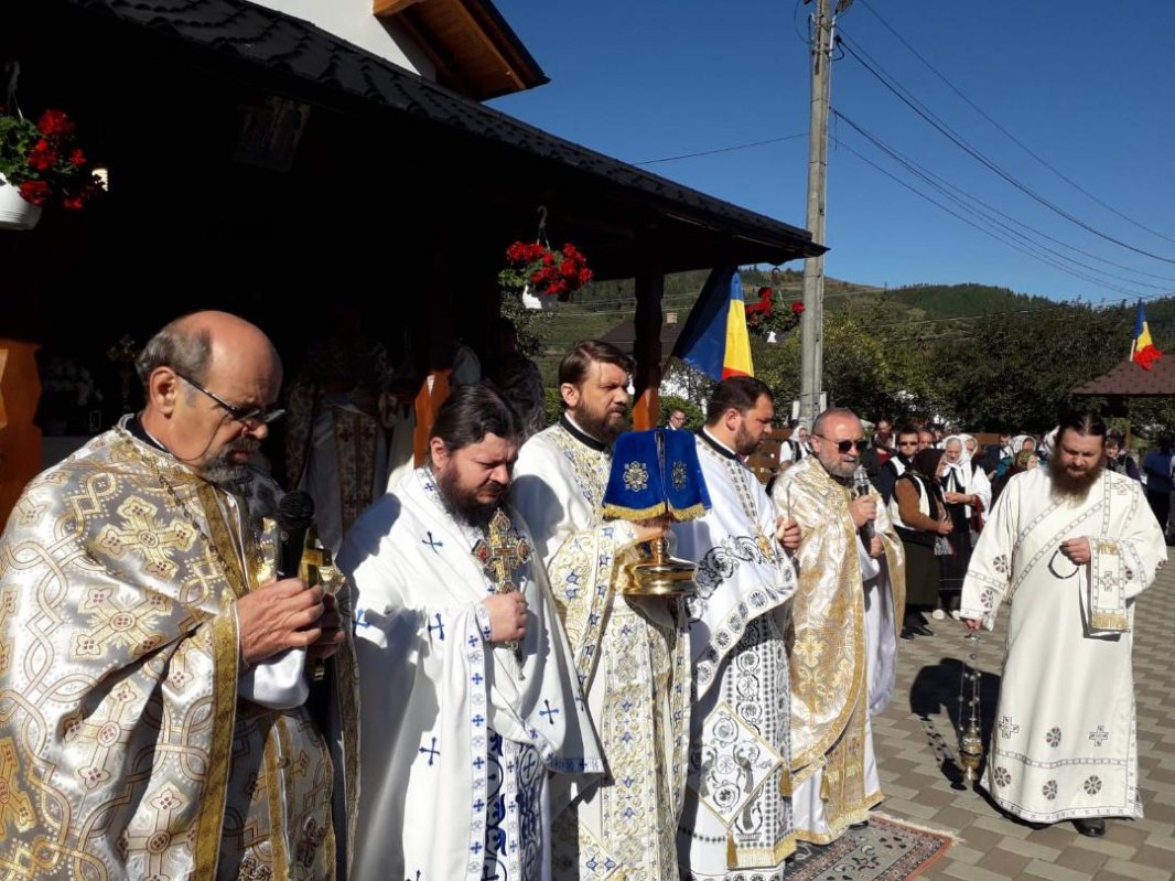 Moaştele Sfinţilor Împăraţi Constantin şi Elena la hramul Parohiei Straja II 127889