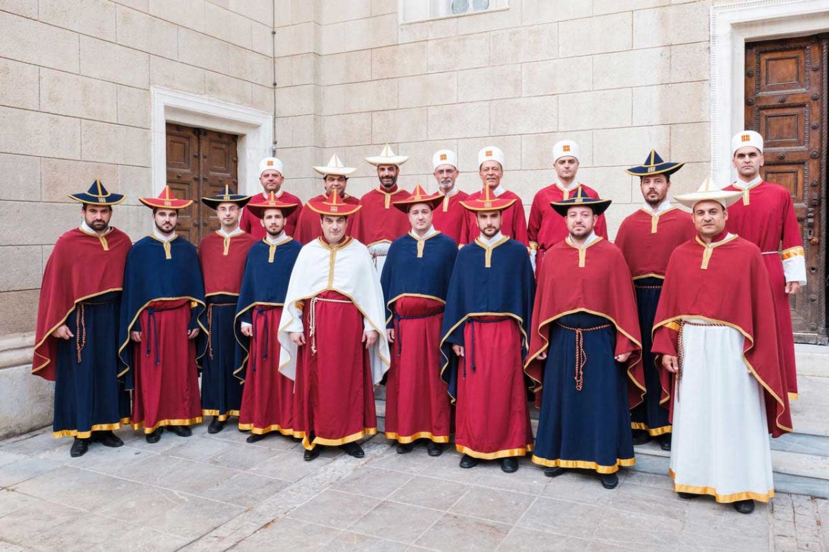 „Romeiko” sau ţinuta vestimentară a cântăreţului de la strană 127589