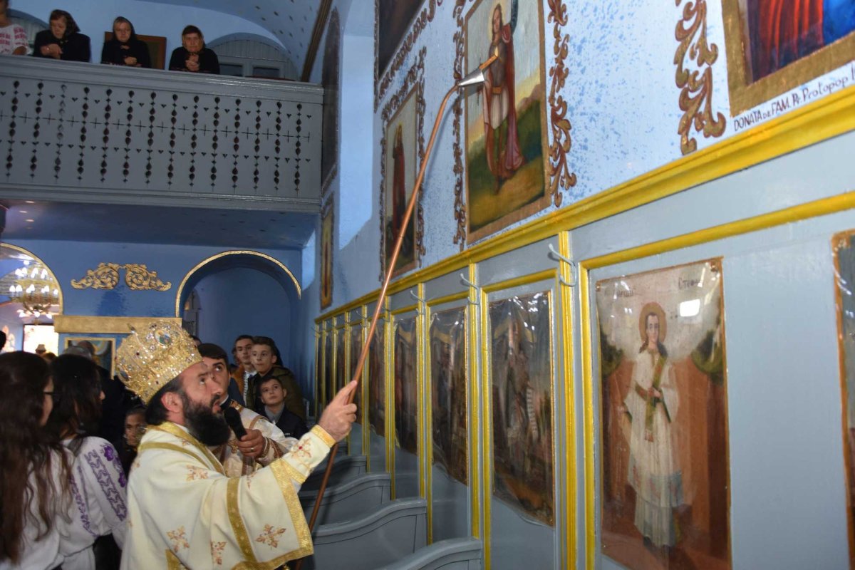 Ierarhul Caransebeşului a slujit în Parohia Petnic 127768