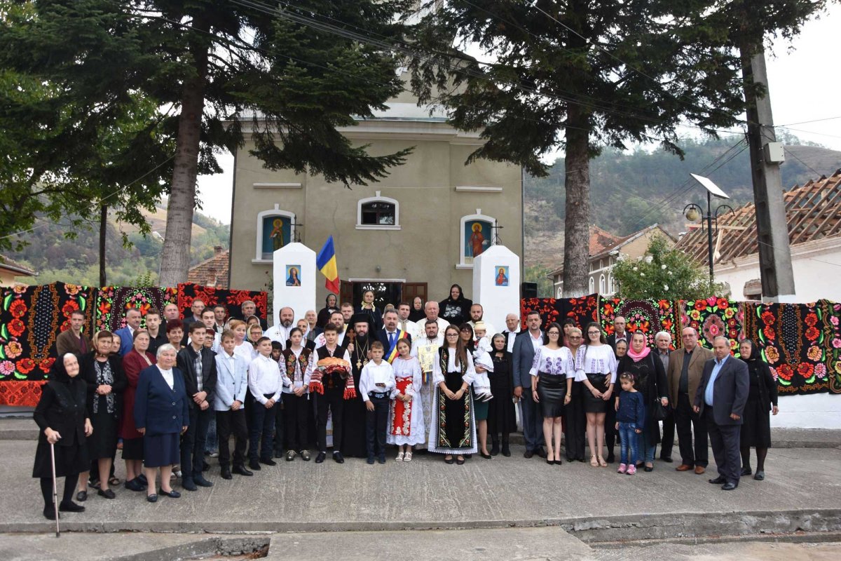 Ierarhul Caransebeşului a slujit în Parohia Petnic 127769