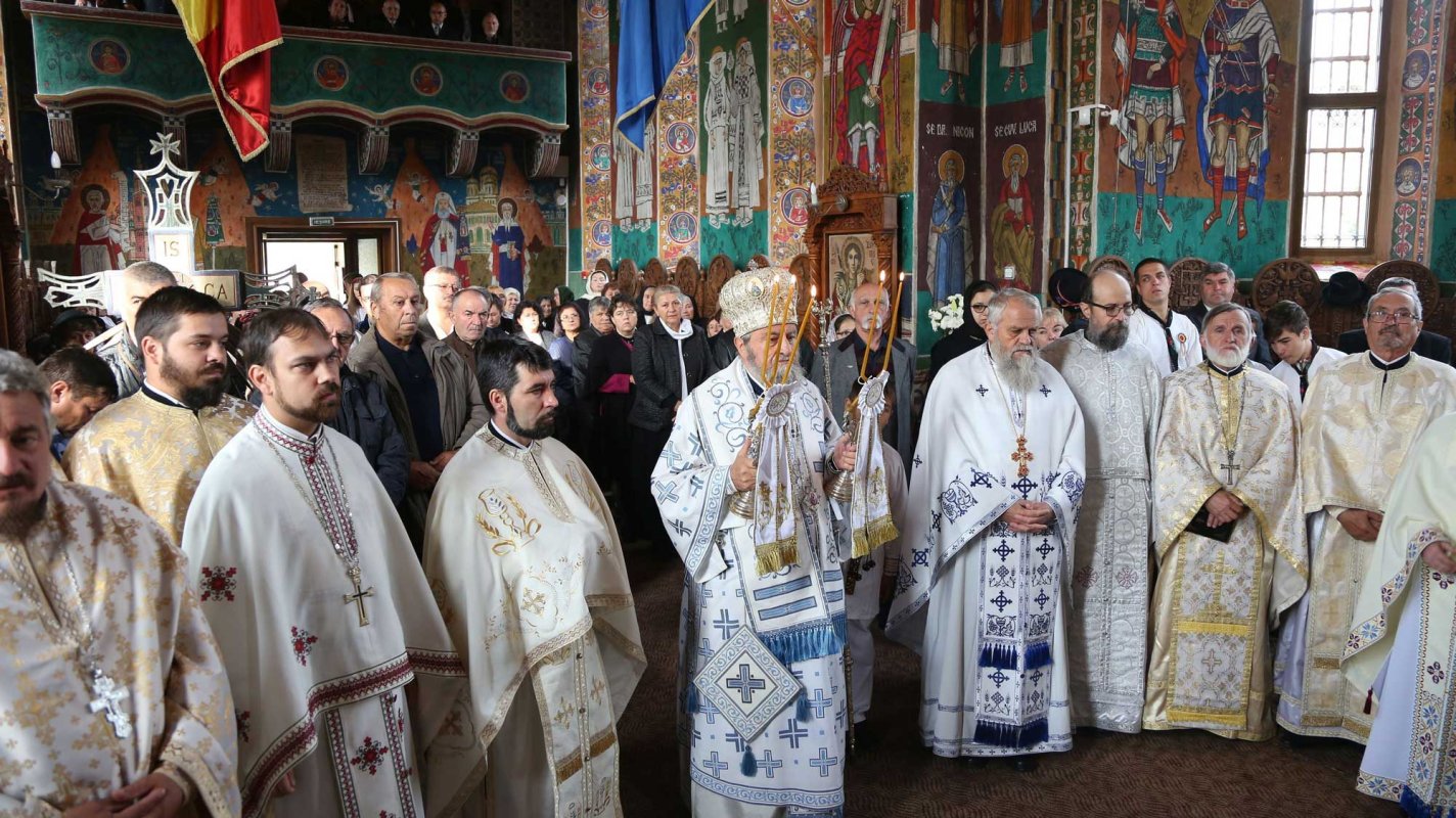 IPS Părinte Mitropolit Laurenţiu, în mijlocul credincioşilor din Poieniţa şi Bogata Olteană 127762