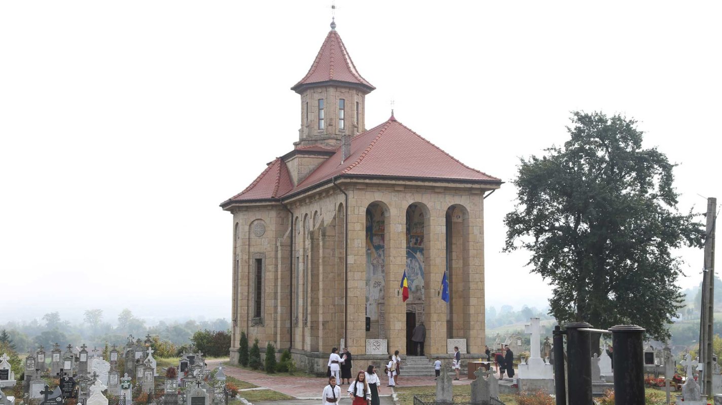 IPS Părinte Mitropolit Laurenţiu, în mijlocul credincioşilor din Poieniţa şi Bogata Olteană 127763